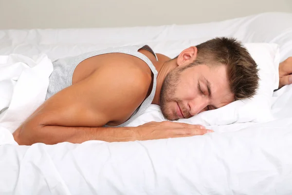 Pemuda tampan di tempat tidur — Stok Foto