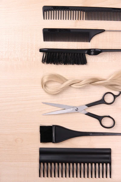 Outils professionnels pour coiffeur sur table close-up — Photo