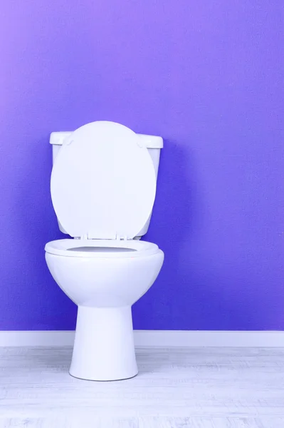 Белая унитаз в ванной комнате — стоковое фото