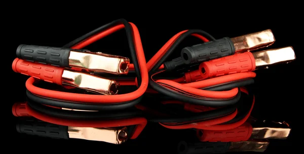 Przewody rozruchowe akumulatora samochodu na czarnym tle — Zdjęcie stockowe