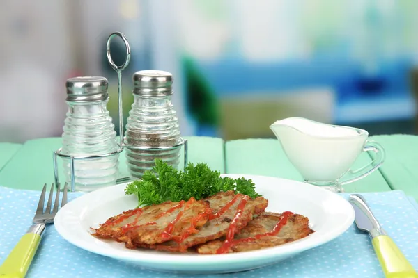 Kartoffelpuffer auf Teller, auf hellem Hintergrund — Stockfoto