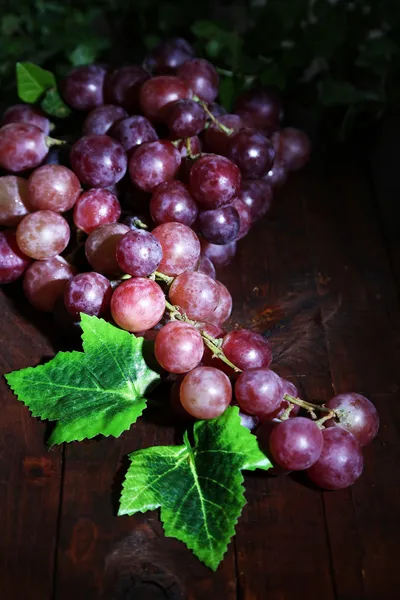 Uvas roxas maduras na mesa de madeira close-up — Fotografia de Stock