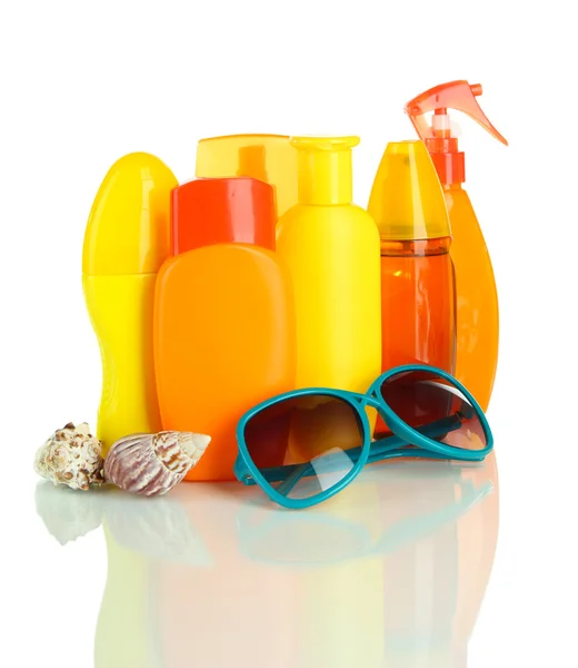 Garrafas com creme bronzeado do sol e óculos de sol isolados em branco — Fotografia de Stock