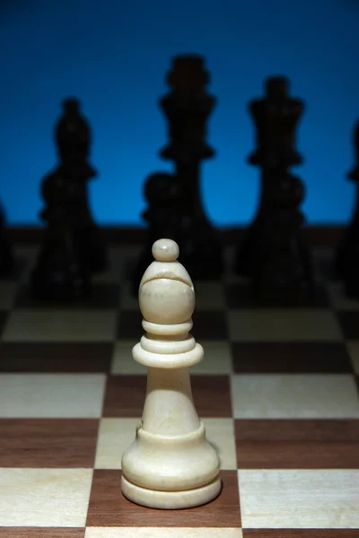 Schaakbord met schaakstukken op donkere kleur achtergrond — Stockfoto