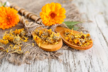 ahşap zemin üzerine calendula taze ve kurutulmuş çiçekler