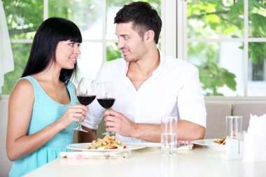 restoranda güzel genç Çift