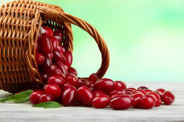 taze cornel meyveleri sepeti ahşap tablo