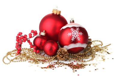güzel kırmızı Noel topları ve üzerinde beyaz izole koniler