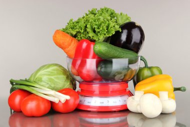 ölçeklerde gri arka plan üzerine taze sebze