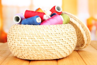 hasır sepet ve aksesuarlar, iğne işi parlak zemin üzerine ahşap tablo