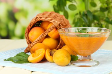 cam kase ve parlak zemin üzerine ahşap masa üzerinde taze kayısı kayısı reçeli