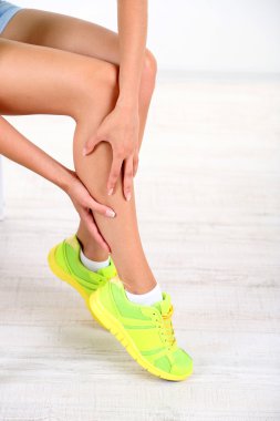 ağrıyan ayakları üzerinde beyaz izole kız