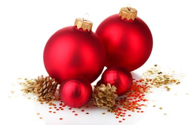 güzel kırmızı Noel topları ve üzerinde beyaz izole koniler
