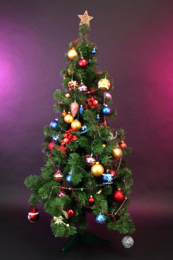 koyu renk arka plan üzerinde Noel ağacı süslü