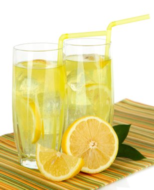 beyaz zemin üzerine masada lezzetli limonata