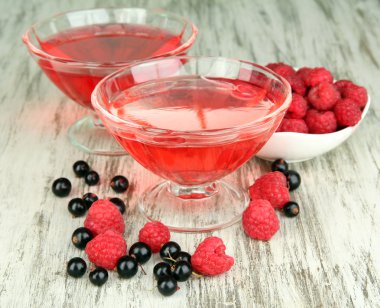 jöle tahta masada taze çilek ile yakın çekim