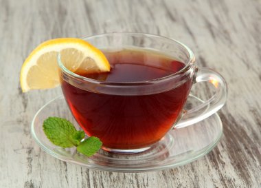 Tablo yakın çekim üzerinde limon ile çay