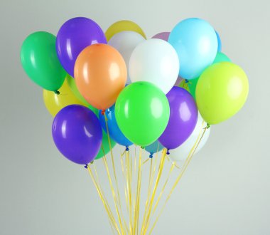 gri arka plan üzerinde renkli balonlar