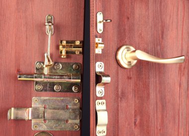 metal cıvata, mandallar ve ahşap açık kapı yakın kanca