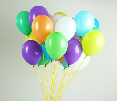gri arka plan üzerinde renkli balonlar