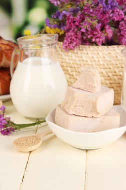 Maya ile hamur ve pişirme malzemelerin doğal zemin üzerine ahşap masa üzerine kuru