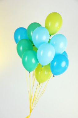 renkli arka plan üzerinde renkli balonlar