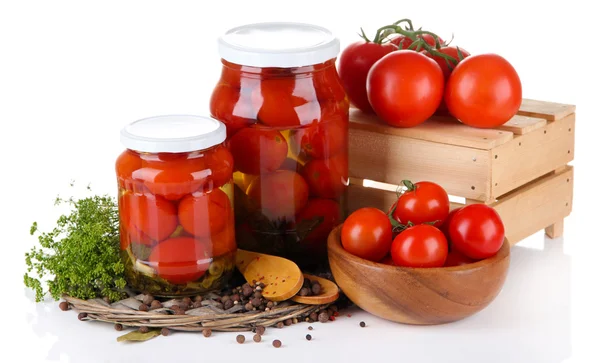 Sabrosos tomates enlatados y frescos, aislados en blanco — Foto de Stock