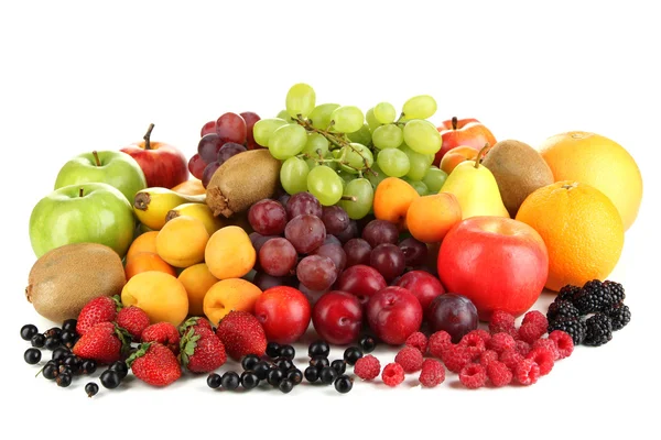 Свіжі фрукти та ягоди ізольовані на білому — стокове фото