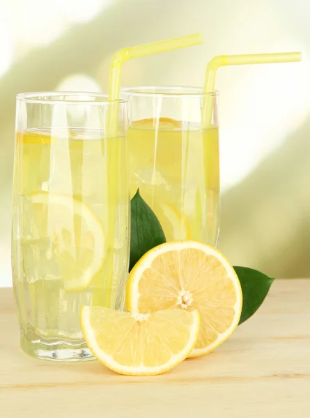 Deliciosa limonada na mesa em fundo claro — Fotografia de Stock