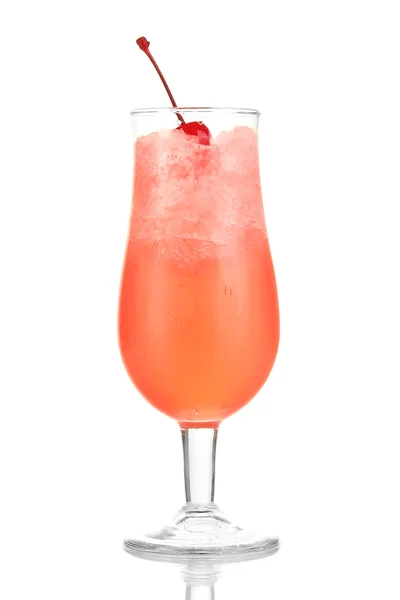 Körsbär cocktail med is isolerad på vit — Stockfoto