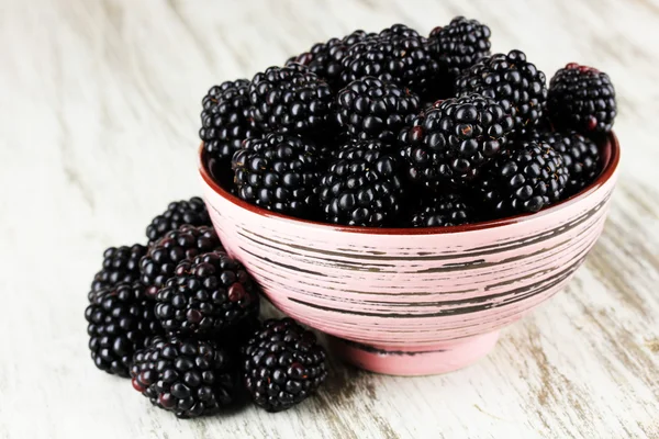 Mûres sucrées dans un bol sur la table close-up — Photo