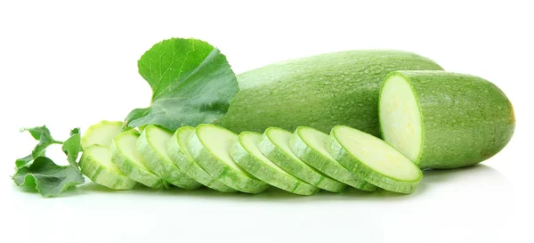 Rohe Zucchini in Scheiben geschnitten, isoliert auf weiß — Stockfoto