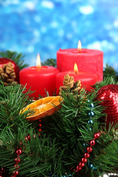 Vackra jul krans på blå bakgrund — Stockfoto