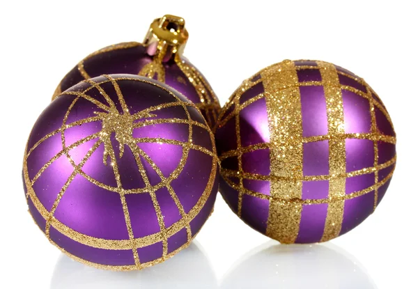 Mooie paarse kerstballen geïsoleerd op wit — Stockfoto