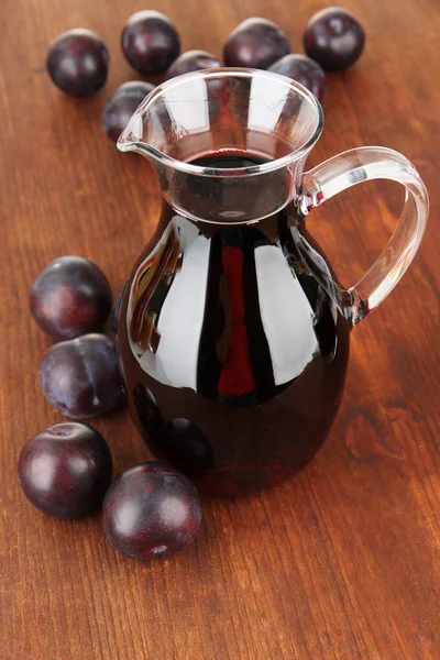 Köstlicher Zwetschgensaft auf dem Tisch aus nächster Nähe — Stockfoto