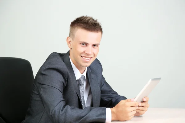 Portret van jonge zakenman werken in office — Stockfoto