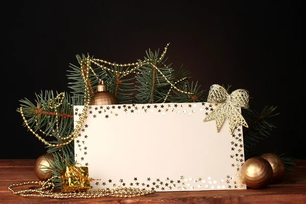 白紙のはがき、クリスマス ボール、茶色の背景に木製のテーブルにモミの木 — ストック写真