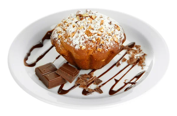 Gâteau au muffin savoureux avec sucre en poudre sur assiette, isolé sur blanc — Photo