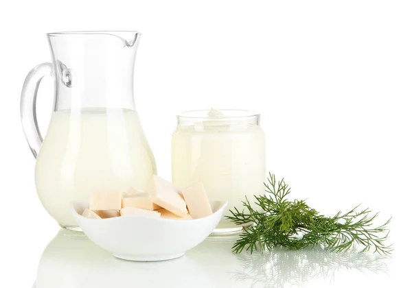 Produtos lácteos frescos com verduras isoladas em branco — Fotografia de Stock