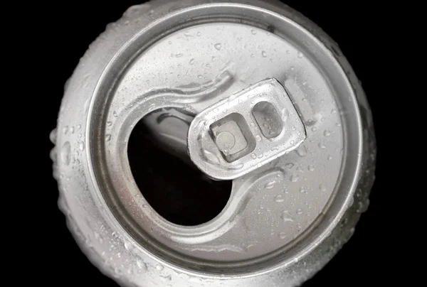 Aluminium kan met waterdruppels geïsoleerd op zwart — Stockfoto