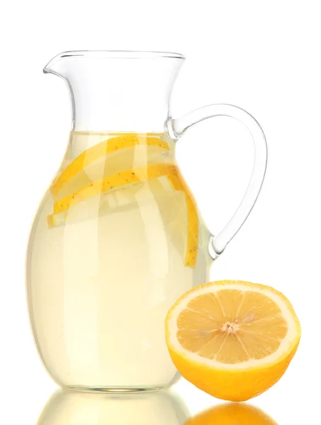 Limonade en pichet isolé sur blanc — Photo