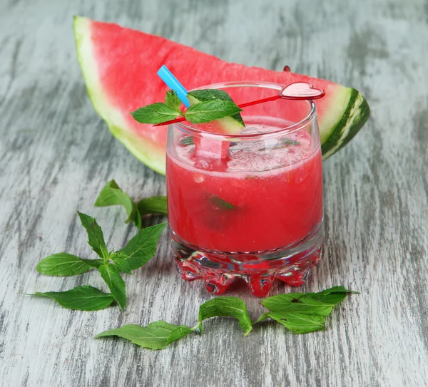 Glas av färsk vattenmelon juice, på träbord, på trä bakgrund — Stockfoto