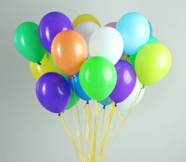 Ballons colorés sur fond gris — Photo