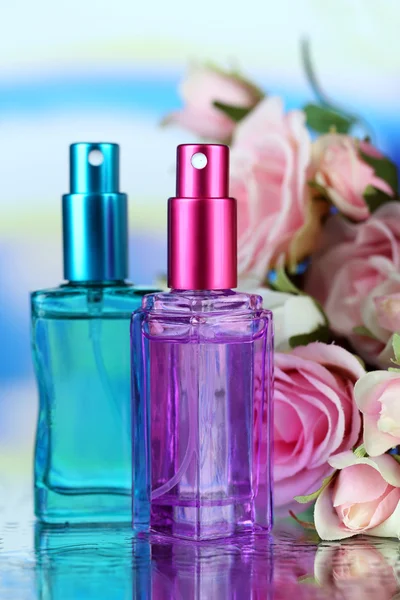 Γυναικών άρωμα στο όμορφο μπουκάλια και λουλούδια — Φωτογραφία Αρχείου