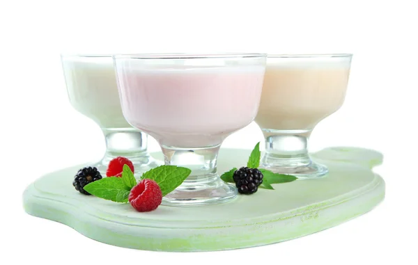 Köstlicher Joghurt mit Beeren isoliert auf weiß — Stockfoto
