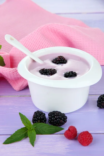 Iogurte delicioso com bagas na mesa close-up — Fotografia de Stock