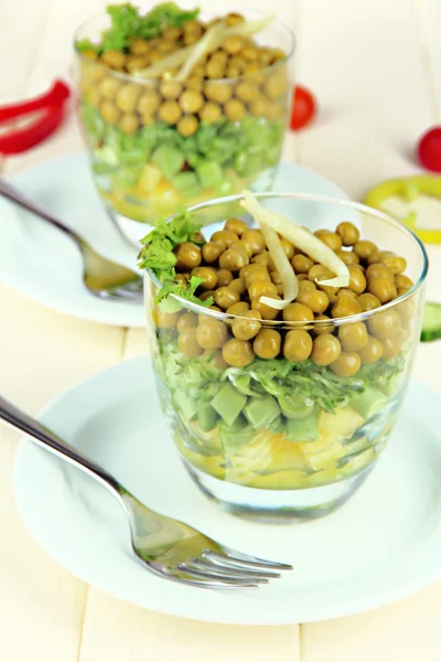 Salade savoureuse aux légumes frais sur table en bois — Photo