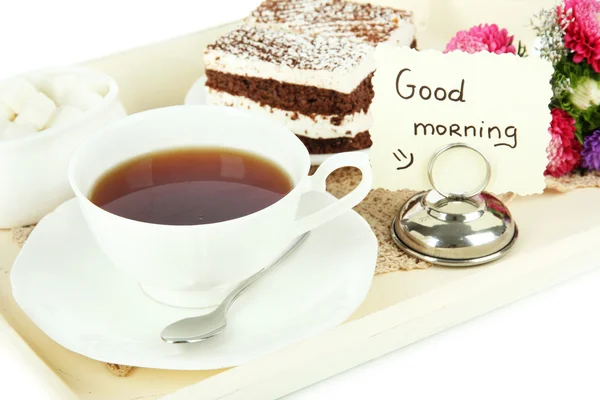 Tasse Tee mit Kuchen auf hölzernem Tablett isoliert auf weiß — Stockfoto
