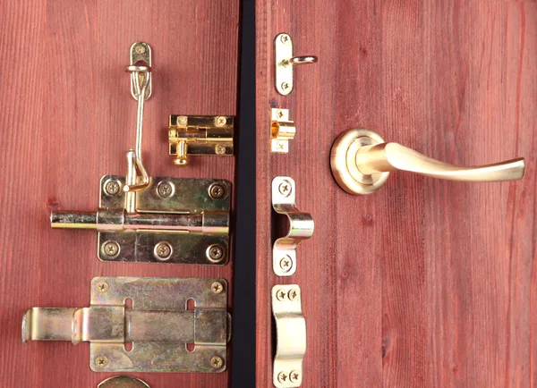 Pernos, pestillos y ganchos metálicos en primer plano de puerta abierta de madera —  Fotos de Stock