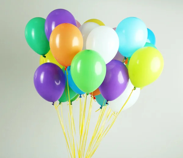 Balões coloridos sobre fundo cinza — Fotografia de Stock